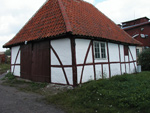 Et lille hus ved indkrslen til grden Klarskov. Foto: Lis Klarskov Jensen 2004
